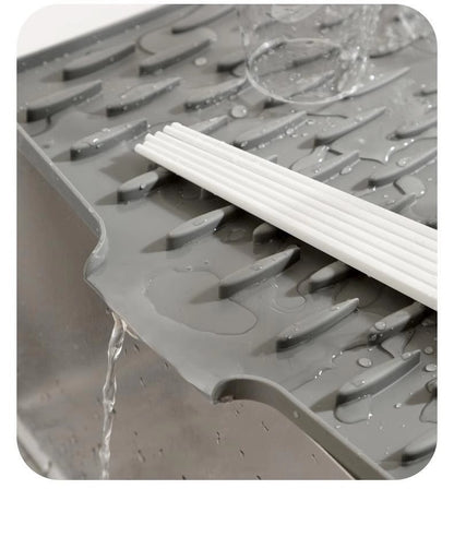 SlopeFlow™ Kitchen Mat – Drains Water Fast, Shields from Heat